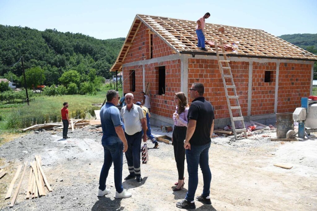 Novi domovi za tri srpske porodice na severu