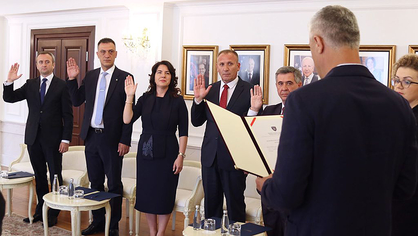 Kosovsko Ministarstvo pravde odbilo da imenuje srpskog sudiju Ustavnog suda za notara Radomir Laban (drugi s leva) tokom polaganja zakletve za sudiju Ustavnog suda (Foto Predsedništvo Kosova)