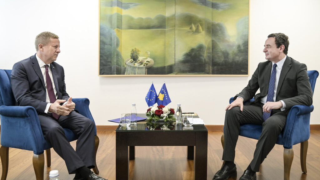 Oproštajni sastanak Kurtija i Sunjoga Sunjog