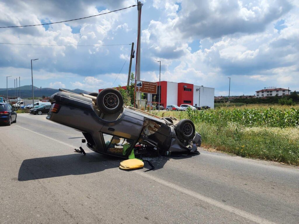 Saobraćajna nezgoda: Prevrnut automobil u blizini ETC-a u Gračanici (Foto Kim)