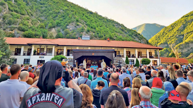 Sveća vere i ljubavi u svetim arhangelima