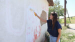 Aktivisti YIHR-a na Kosovu uklonili uvredljive grafite sa kuće u Gojbulji (Foto YIHR)