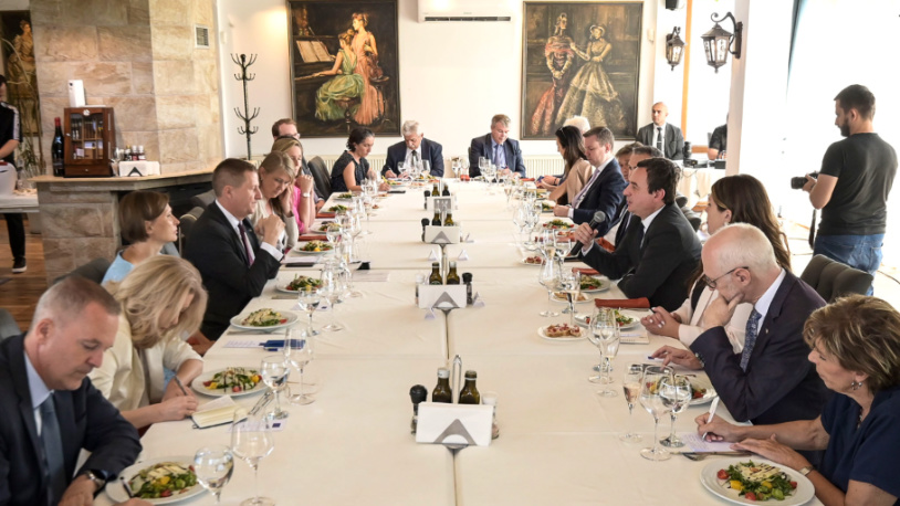 Kurti na ručku sa ambasadorima akreditovanim na Kosovu Aljbin Kurti na ručku sa ambasadorima akreditovanim na Kosovu (Foto Kabinet premijera Kosova)