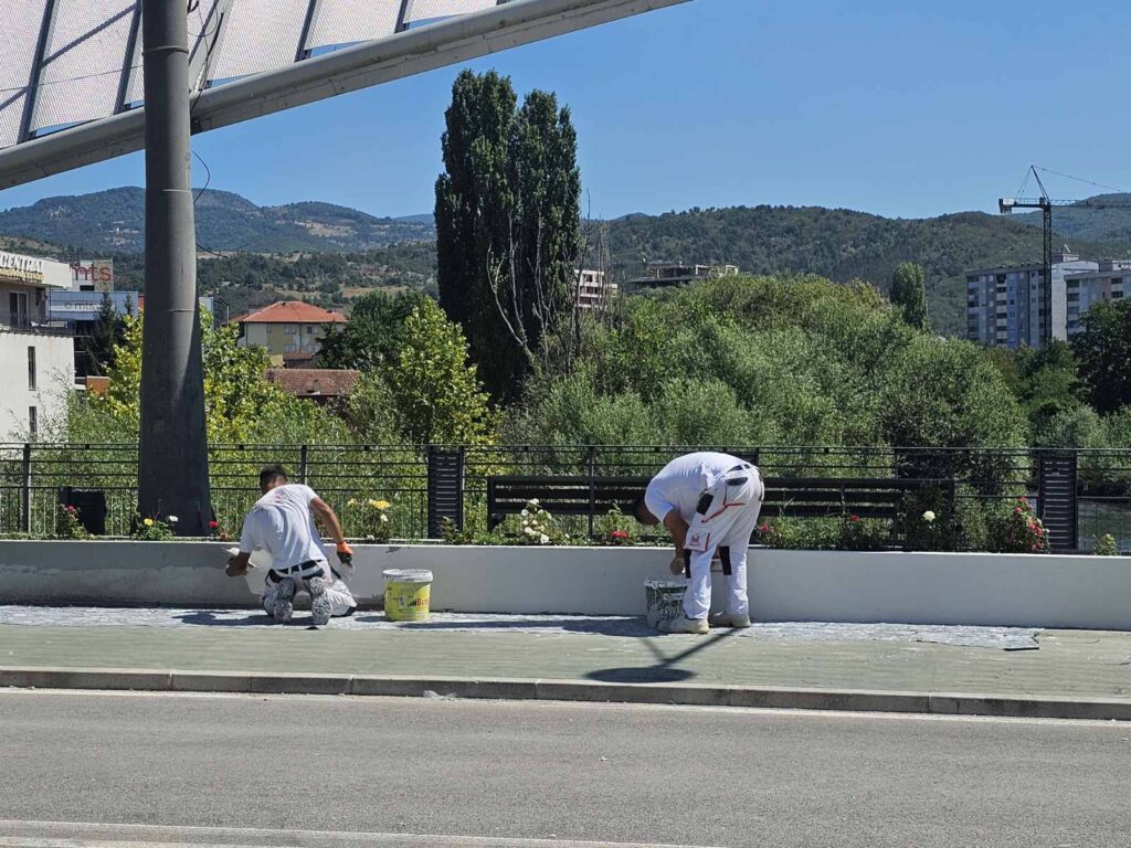 Nastavljeno krečenje glavnog mosta na Ibru (Foto Radio Kontakt Plus)