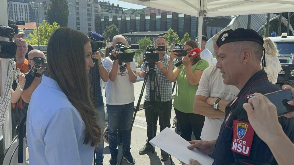 Predstavnice grupe žena sa severa Kosova sastale se sa delegatom COMKFOR-a Žene sa severa Kosova predale pismo komandantu KFOR-a – traže sprečavanje otvaranja mosta na Ibru (Foto Radio Kontakt Plus)