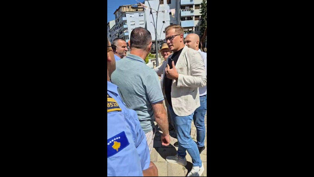 Aleksandar Arsenijević pred hapšenje u Mitrovici (Foto printskrin Fejsbuk Stefan Veljković)