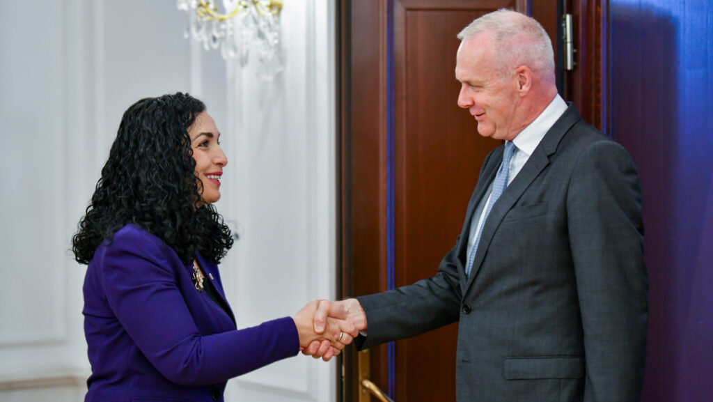 Osmani sa Rugeom o otvaranju mosta na Ibru Vjosa Osmani i Boris Ruge (Foto Kancelarija predsedništva Kosova)