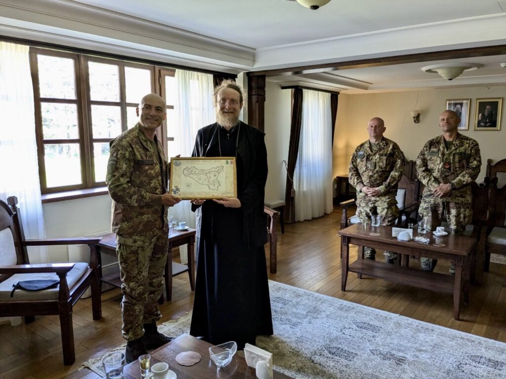 Pukovnik Roko Mundo posetio manastir Visoki Dečani (Foto X/@ДецаниМонастери)
