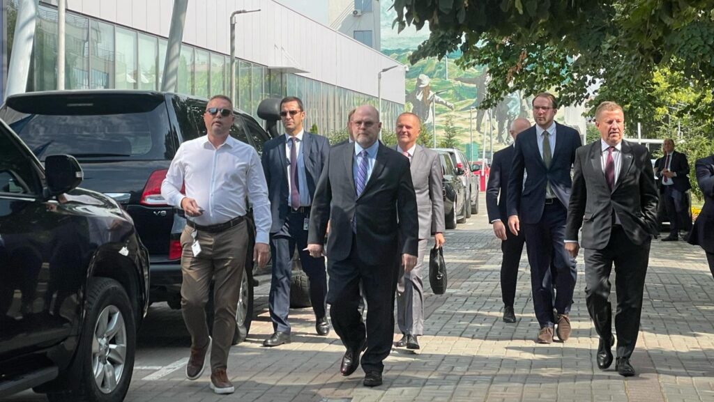 Hovenijer: Kvinta i NATO ne podržavaju otvaranje mosta na Ibru Hovenijer posle sastanka sa Kurtijem: Kvinta i NATO ne podržavaju otvaranje mosta na Ibru