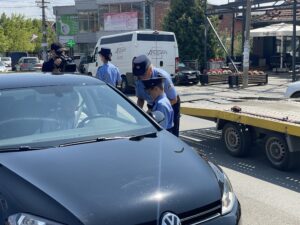 Deca u uniformama kosovske policije vrše kontrolu saobraćaja u Gračanici (Foto Kim)