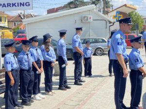 Deca u uniformama kosovske policije vrše kontrolu saobraćaja u Gračanici (Foto Kim)