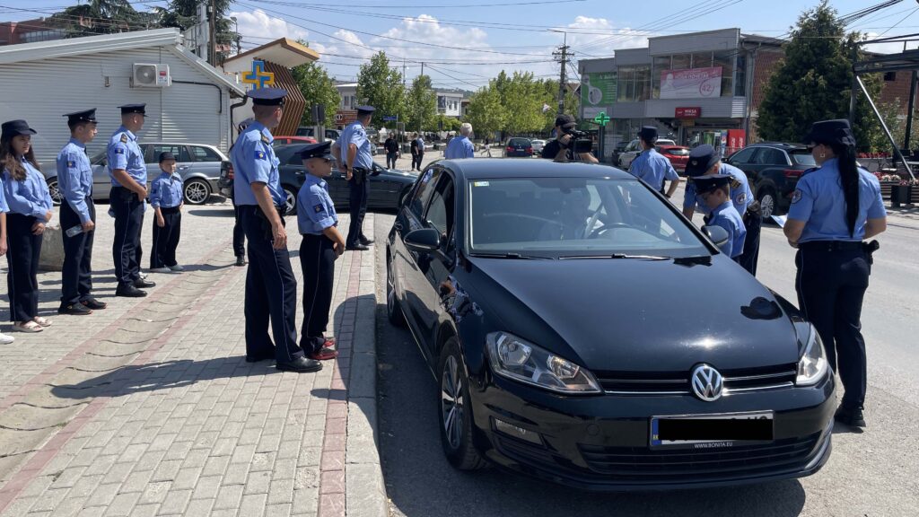 Mališani iz opštine Gračanica u ulozi policajaca Mališani iz opštine Gračanica u ulozi policajaca (Foto Kim)