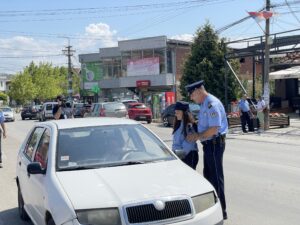 Deca u uniformama kosovske policije vrše kontrolu saobraćaja u Gračanici (Foto Kim)