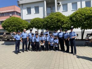 Mališani iz opštine Gračanica u ulozi policajaca (Foto Kim)