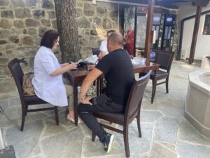 Akcija dobrovoljnog davanja krvi u porti manastira Gračanica