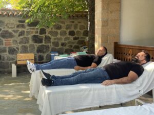 Akcija dobrovoljnog davanja krvi u porti manastira Gračanica