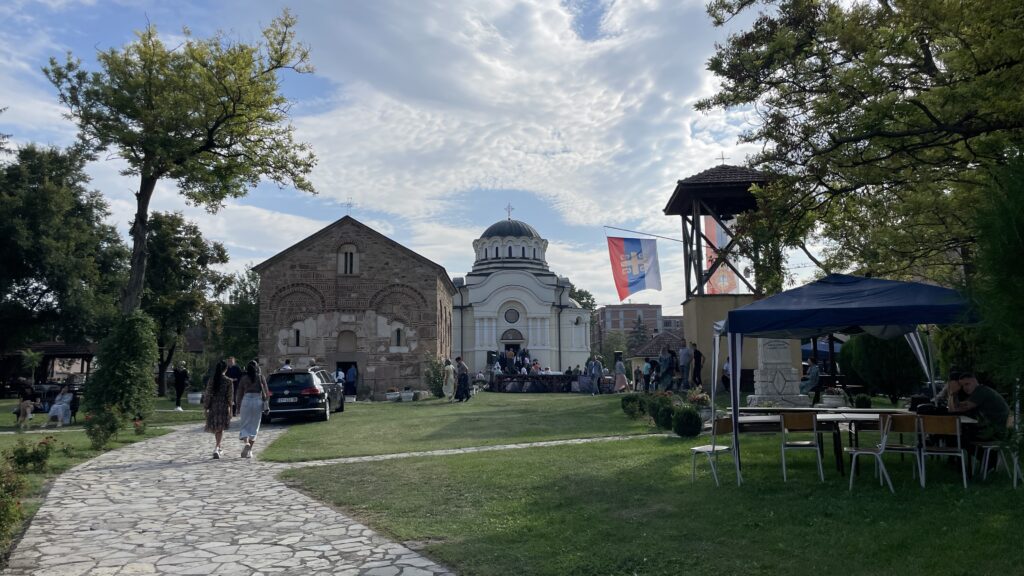 Skinuta srpska zastava sa zvonare crkve u Lipljanu Skinuta srpska zastava sa zvonare crkve u Lipljanu (Foto Kim)