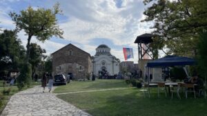 Skinuta srpska zastava sa zvonare crkve u Lipljanu (Foto Kim)