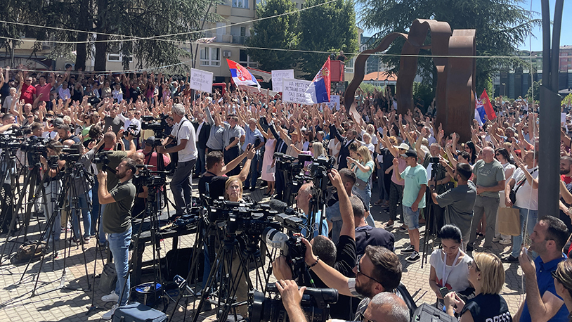 Srbi u Kosovskoj Mitrovici glasaju za neotvaranje glavnog mosta na Ibru (Foto Kim)