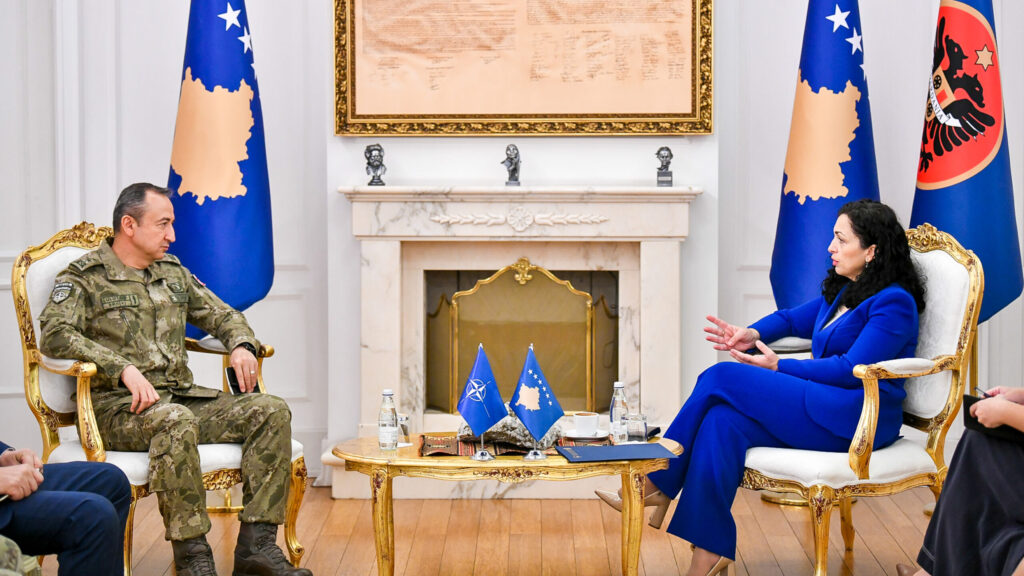 Osmani i Ulutaš o otvaranju mosta na Ibru Ozkan Ulutaš i Vjosa Osmani (Foto Kabinet predsednice Kosova)