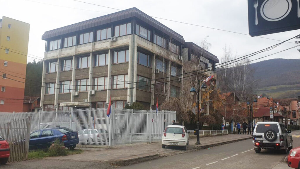 Policija iznosila stvari iz zatvorene srpske institucije u Leposaviću
