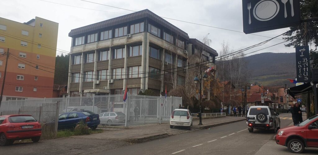 Završen pretres u Upravi za trezor u Leposaviću, zaplenjena dokumenta i dinari Završen pretres u Upravi za trezor u Leposaviću, zaplenjena dokumenta i dinari (Foto KoSSev)