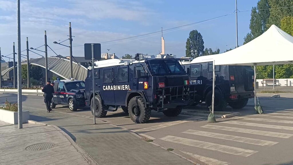 Oklopna vozila Karabinjera nisu više na mostu u Mitrovici Vozila Karabinjera na mostu u Ibru (Foto KoSSev)
