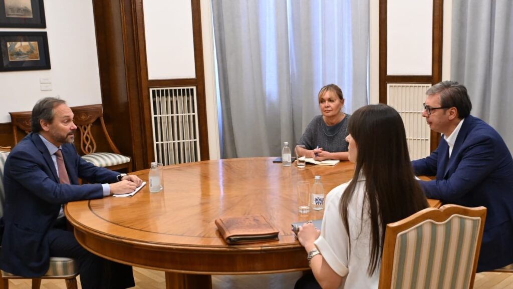 Aleksandar Vučić na sastanku sa Emanuelom Žiofreom (Foto Fejsbuk Aleksandra Vučić)