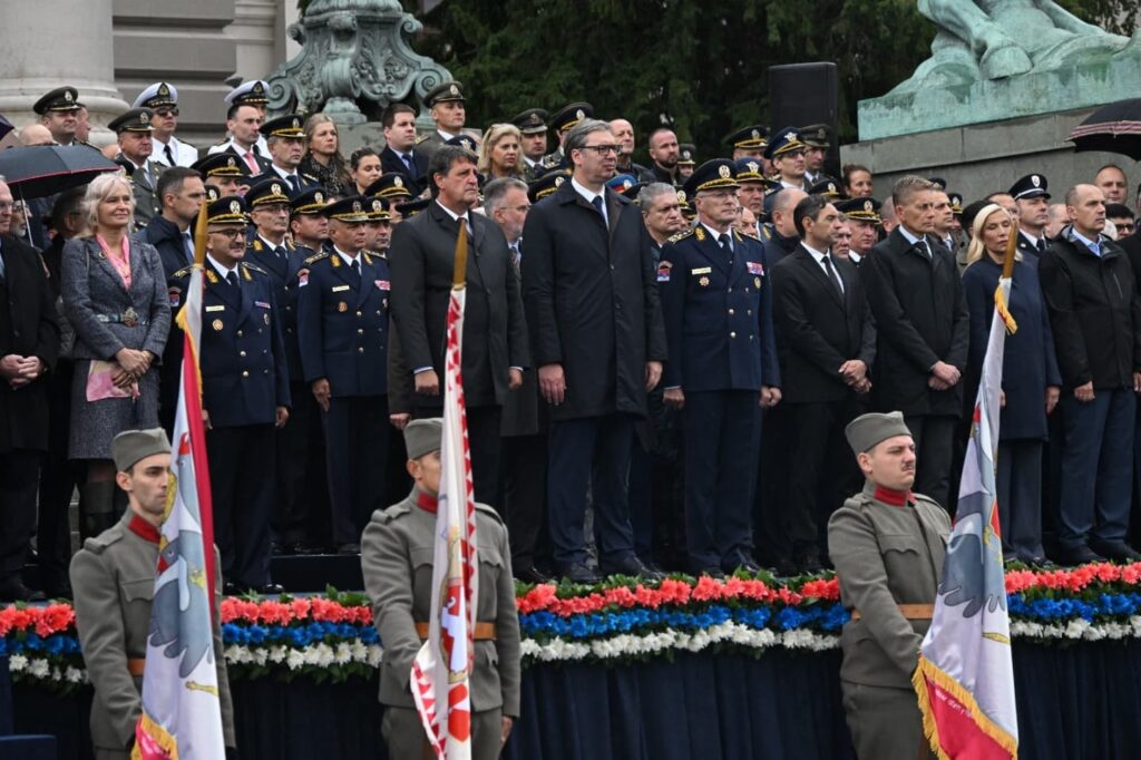 Vučić: Potpisao sam saglasnost za obavljanje redovnog vojnog roka Vučić: Potpisao sam saglasnost za obavljanje redovnog vojnog roka (Foto Fejsbuk Aleksandar Vučić)