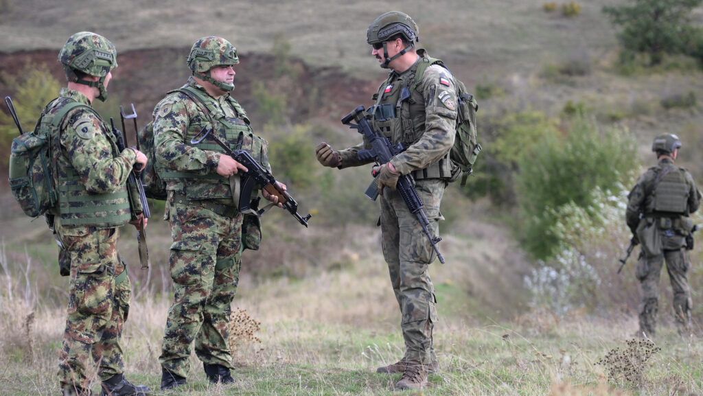 Pripadnici Vojske Srbije i KFOR-a zajednički patrolirali duž administrativne linije Pripadnici Vojske Srbije i KFOR-a zajednički patrolirali duž administrativne linije (Foto Ministarstvo odbrane Srbije)