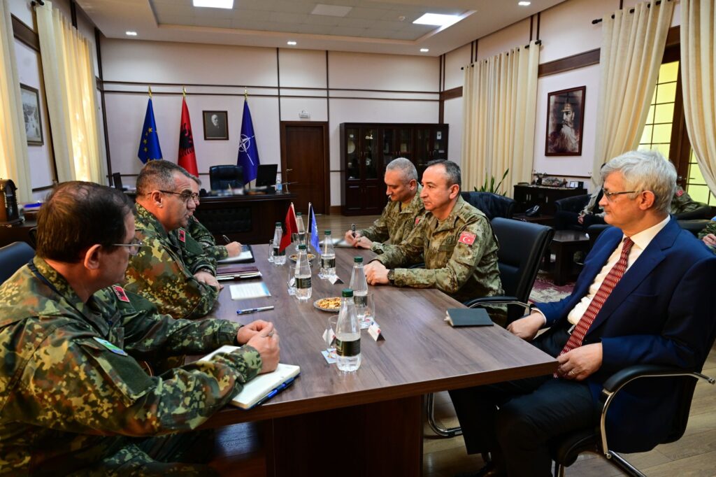 Ulutaš sa ministrom i načelnikom odbrane Albanije o bezbedonosnoj situaciji na Kosovu Ulutaš