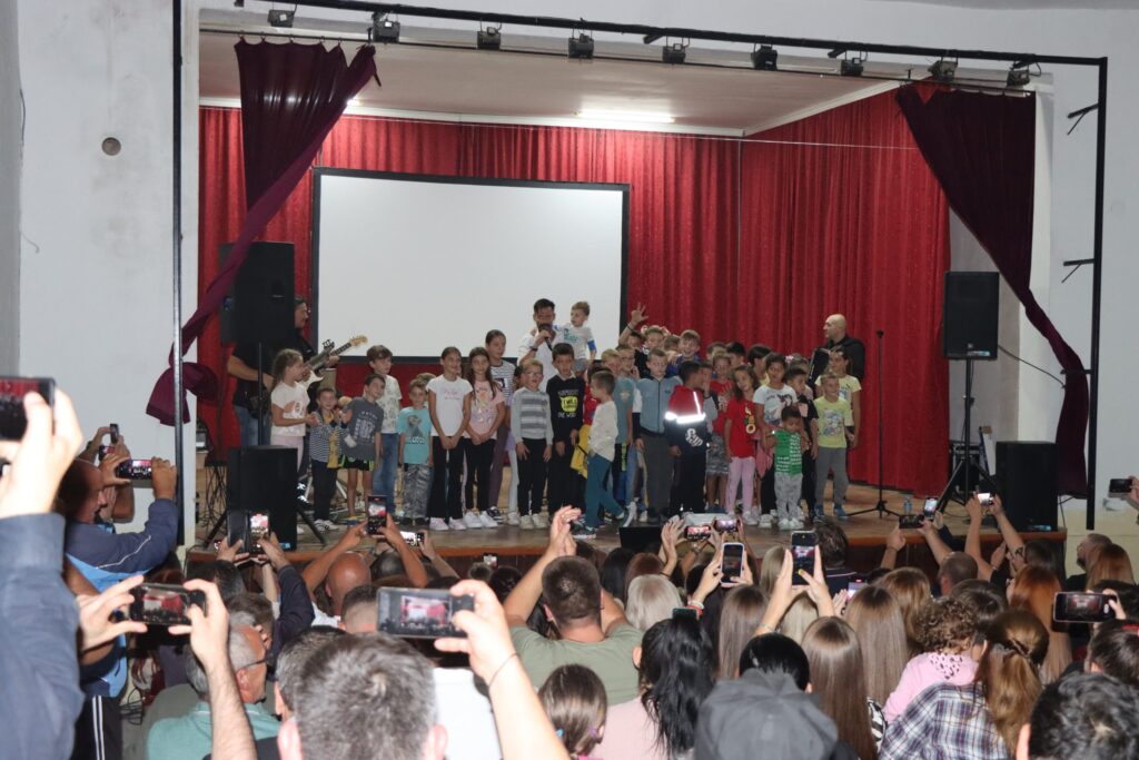 Milan Vasić premijerno predstavio pesmu i spot “Metohijo, moja avlijo” u Velikoj Hoči Sa premijere u Velikoj Hoči (Foto: Radio Goraždevac)