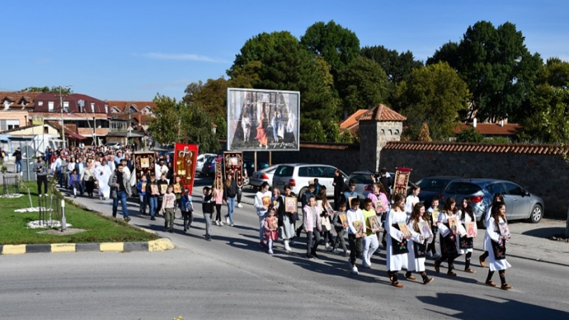 Gračanica slavi dan opštine, u manastiru služena liturgija Litije u Gračanici povodom Dana opštine