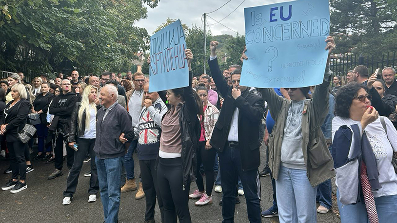 Okupljeni građani se udaljili, pa se vratili ispred policijske stanice Okupljeni građani u S. Mitrovici se udaljili, pa se vratili ispred policijske stanice (Foto Kim)