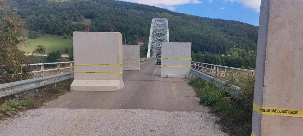 Policija postavila prepreke za kamione na mostu Brnjak (Foto KoSSev)