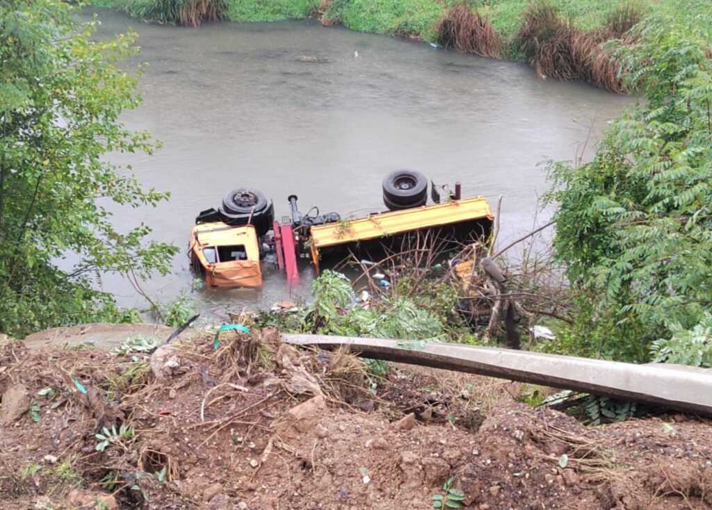 Kamion sleteo u Ibar kod Dudinog Krša, tri osobe lakše povređene (Foto KoSSev)
