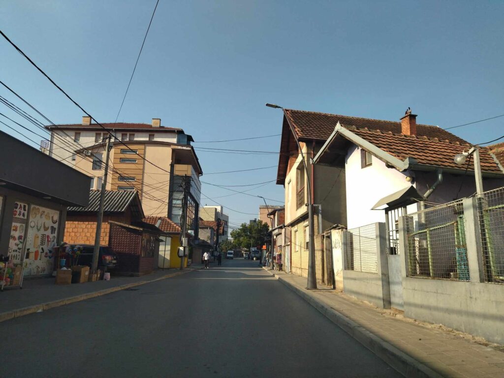 Severna Mitrovica: Oštećena dva vozila, stikeri na spomen ploči OVK (Foto Radio Kontakt Plus)