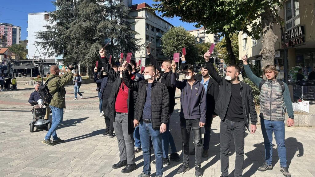 Studenti u „Šetnji indeksa” podržali srpski narod na Kosovu Studenti Univerziteta u Prištini u „Šetnji indeksa” podržali srpski narod na Kosovu (Foto Kim)