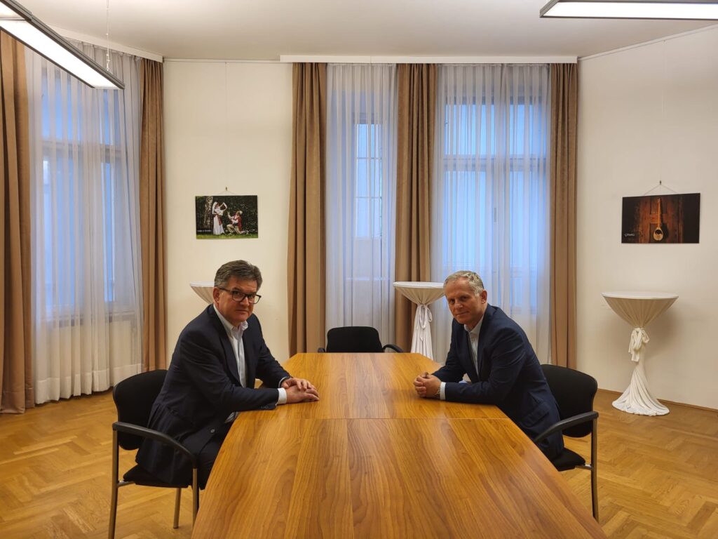 Lajčak sa Bisljimijem u Beču o predstojećem sastanku u Briselu Miroslav Lajčak i Besnik Bisljimi (Foto X@MiroslavLajcak)