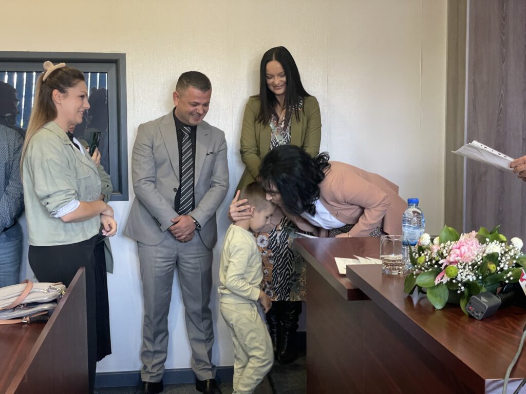 Ljiljana Šubarić uručuje ugovore i ključeve dobitnicima (Foto Kim)