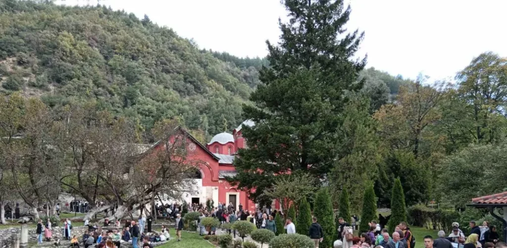 Hramovna slava u Pećkoj Patrijaršiji okupila oko 1500 vernika u Pećkoj Patrijaršiji