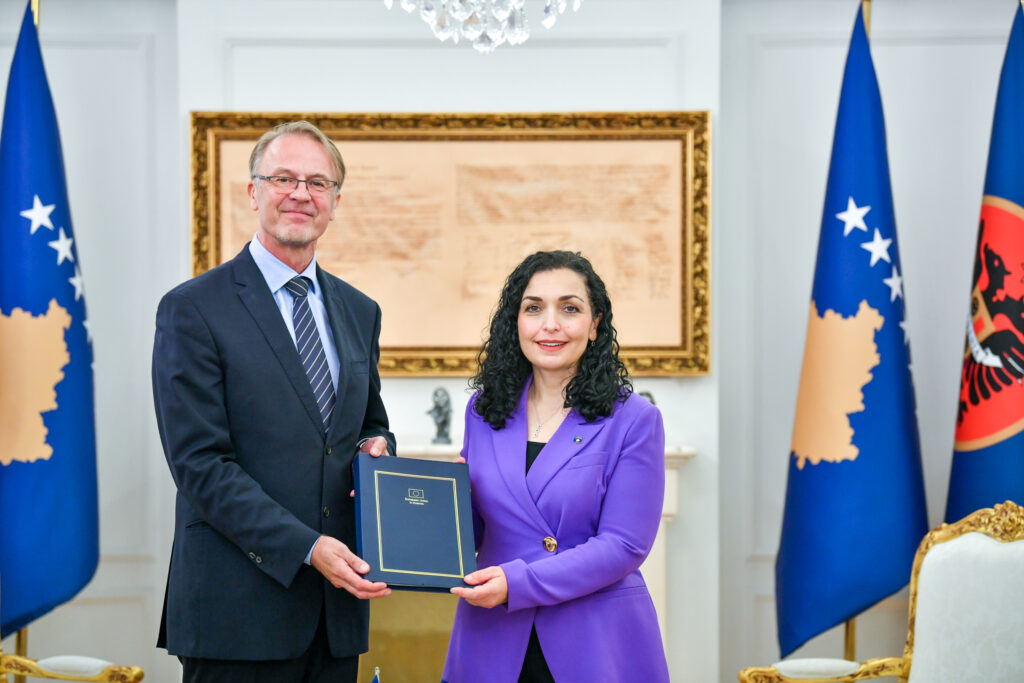 Orav uručio Osmani izveštaj Evropske komisije o Kosovu (Foto Predsedništvo Kosova)