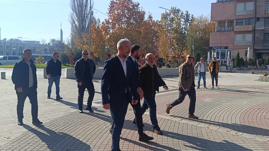 Krasnići i Atić još jednom izviždani na mitrovačkom šetalištu Krasnići i Atić još jednom izviždani na mitrovačkom šetalištu (Foto KoSSev)