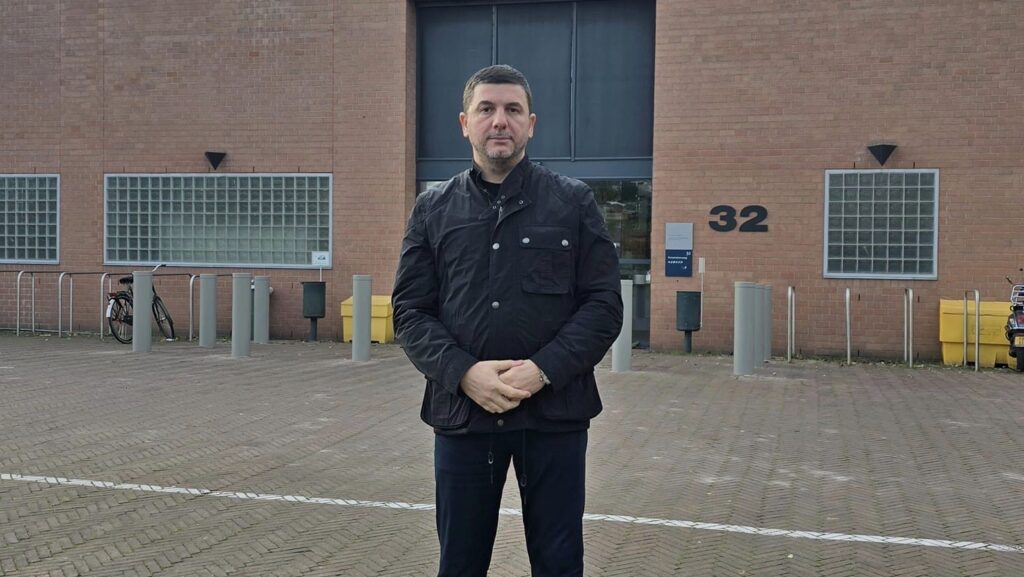 Krasnići posetio Tačija i Veseljija u Hagu Krasnići posetio Tačija i Veseljija u Hagu (Foto Fejsbuk Memli Krasniqi)