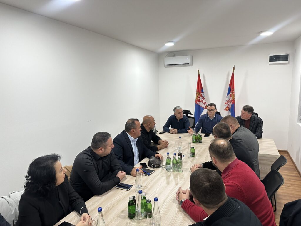 Petković u Raški razgovarao sa predstavnicima Srba na Kosovu Petković u Raški razgovarao sa predstavnicima Srba (Foto X@PetkovicPetar)