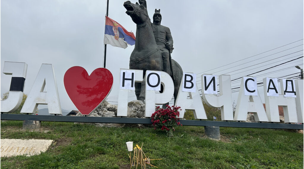 U Gračanici zapaljene sveće za stradale u Novom Sadu U Gračanici zapaljene sveće za stradale u Novom Sadu