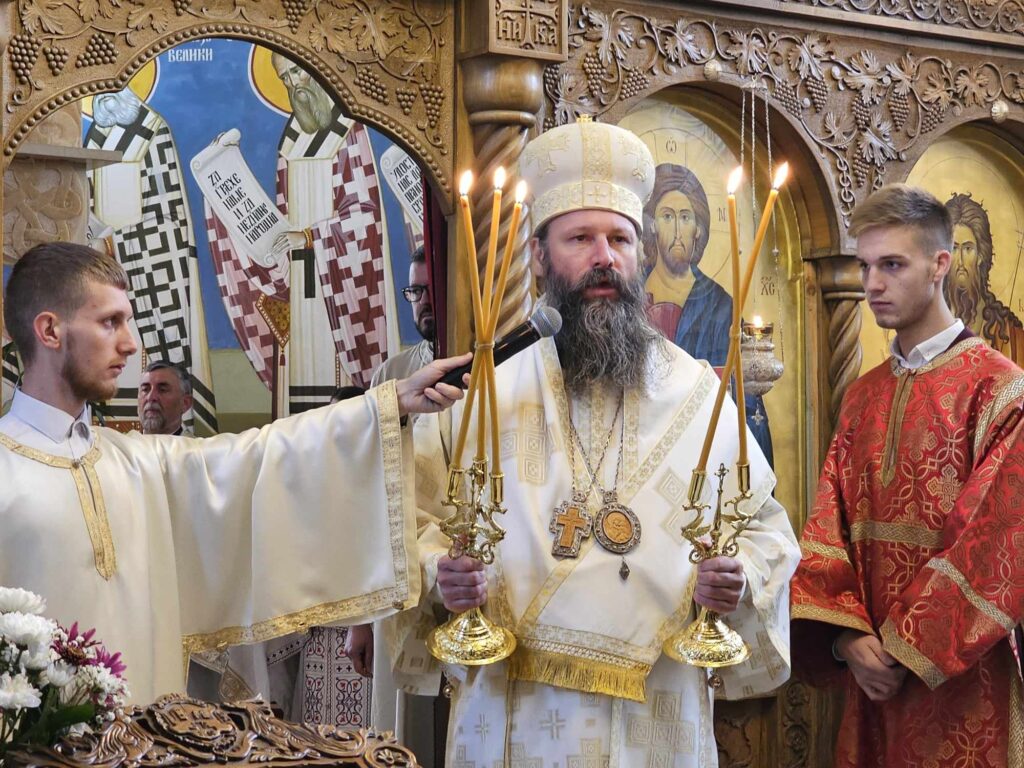 Episkop Ilarion na Mitrovdan: Temelji našeg carstva su nepokolebljivi (Foto Radio Kontakt Plus)