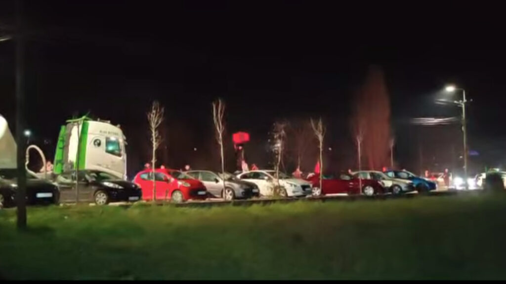 Mahanje albanskim zastavama u Gračanici (Printskrin video Fejsbuk Kim)