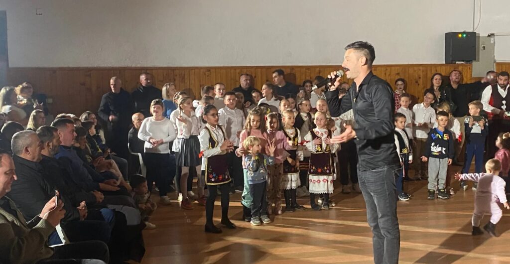 Milan Vasić održao koncert u Goraždevcu: Sjaj u očima dece najvažniji cilj Milan Vasić održao koncert u Goraždevcu: Sjaj u očima dece najvažniji cilj (Foto Radio Goraždevac)