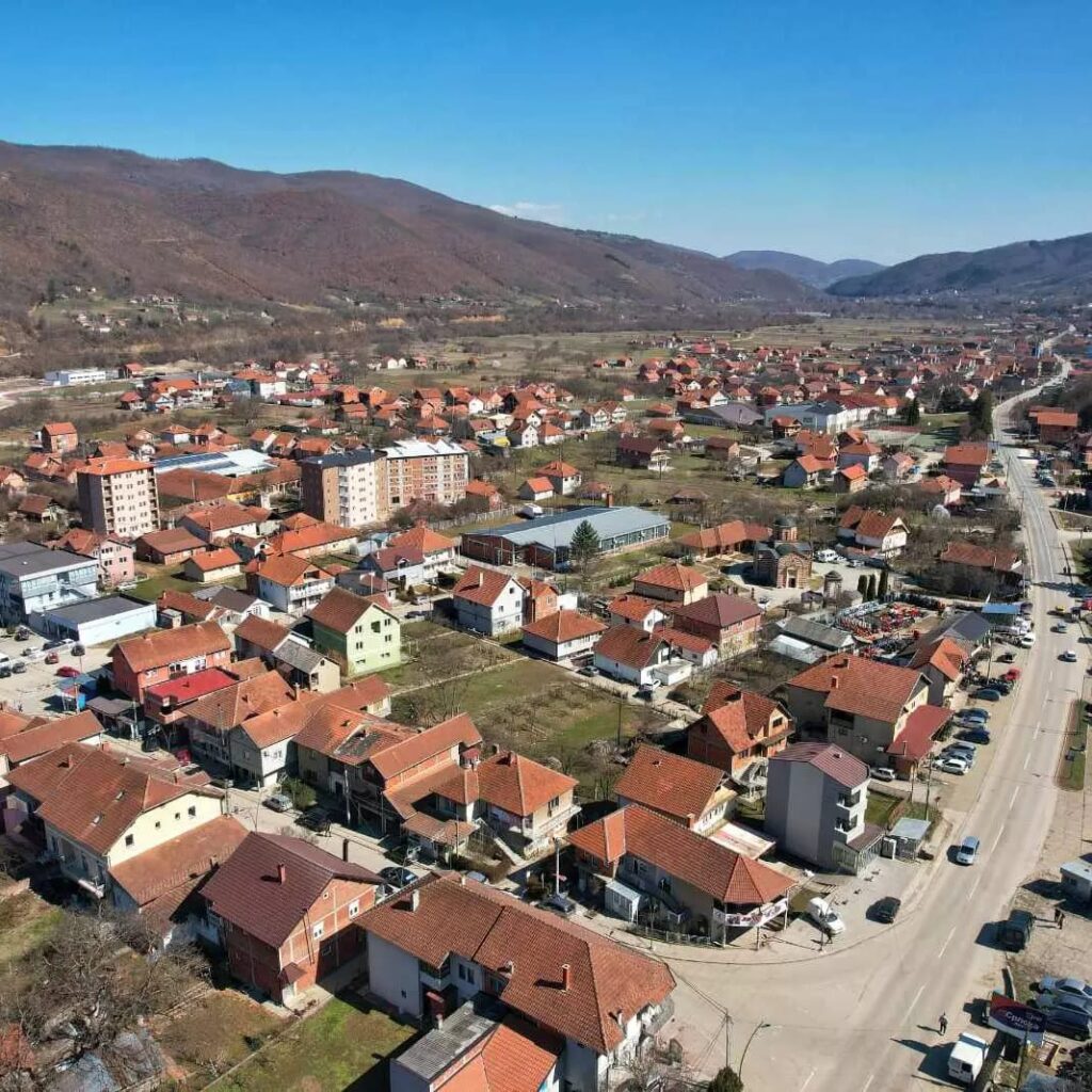 Žuta traka oko četiri zgrade u Zubinom Potoku zbog sumnje u ilegalnu izgradnju Žuta traka oko četiri zgrade u Zubinom Potoku zbog sumnje u ilegalnu izgradnju